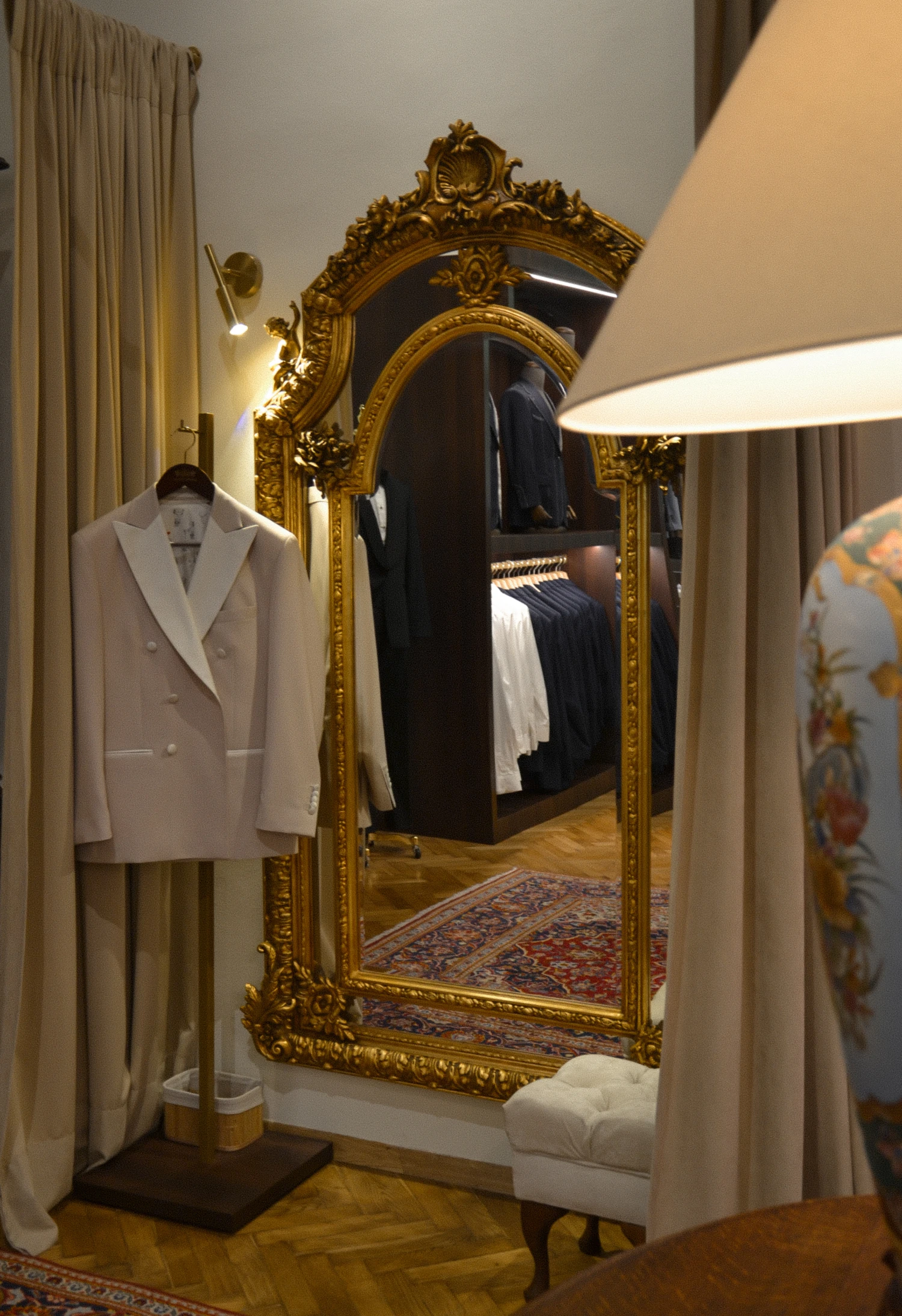 Elegancki salon André Grand Kraków w Pałacu Popielów, smokingi ślubne i garnitury na miarę premium