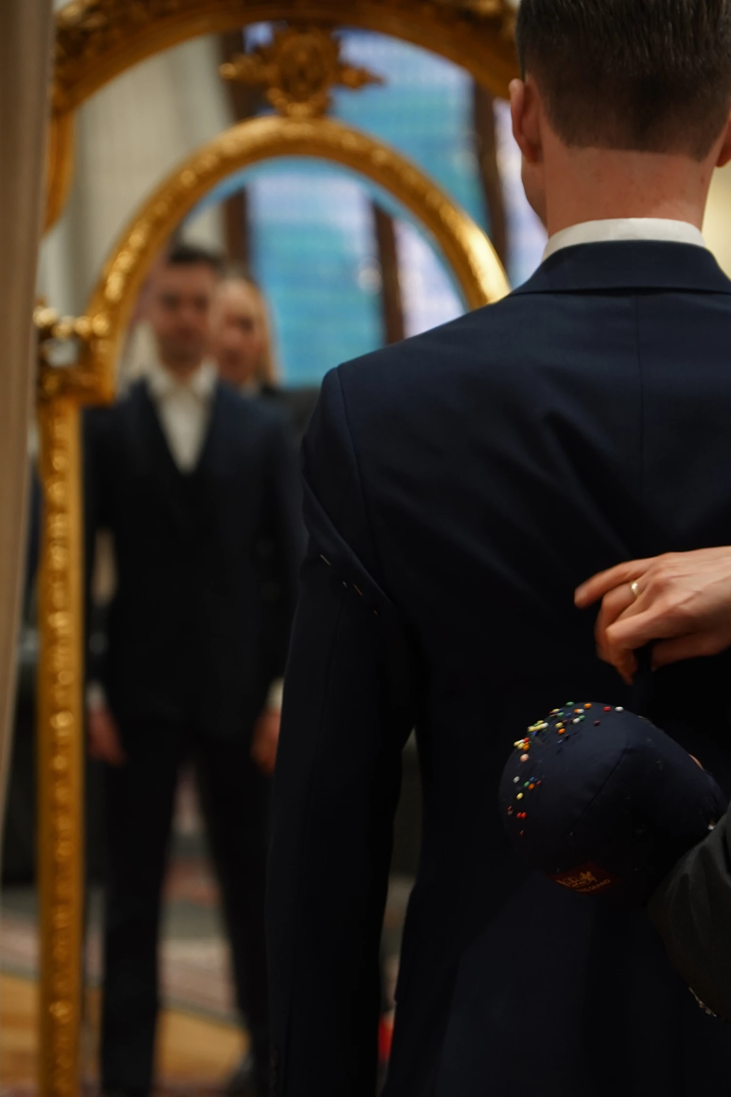 Przymiarki smokingu ślubnego na miarę, dopracowanie sylwetki i formalnych detali
