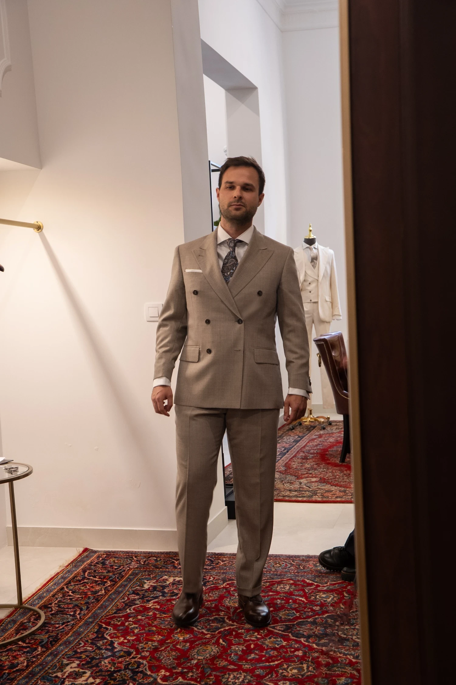 Elegancki granatowy garnitur dwurzędowy na miarę zrealizowany w salonie André Grand Katowice.