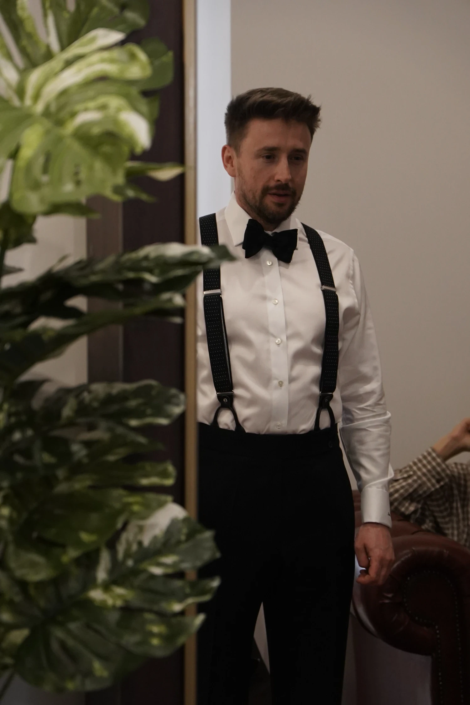 Klient podczas procesu szycia garnituru na miarę w salonie André Grand Katowice.