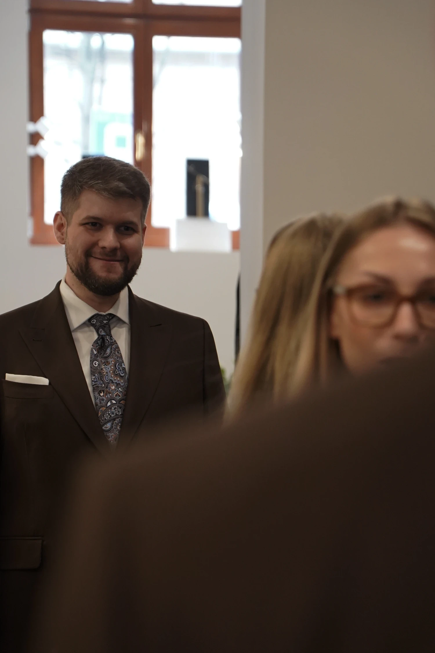Przymiarka garnituru szytego na miarę w salonie André Grand w Katowicach.