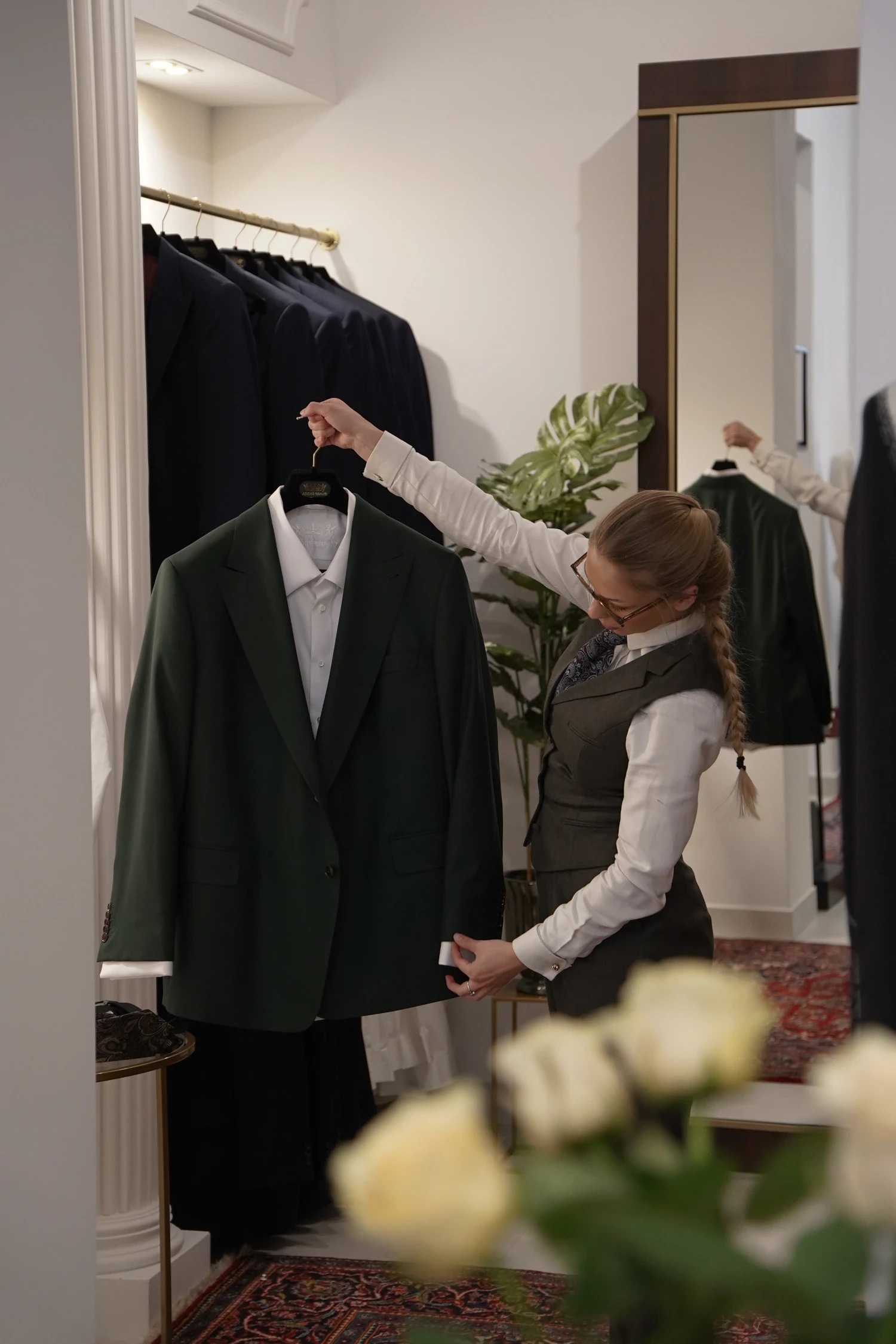 Wybór tkanin i przymiarka garnituru na miarę w salonie André Grand w Katowicach.