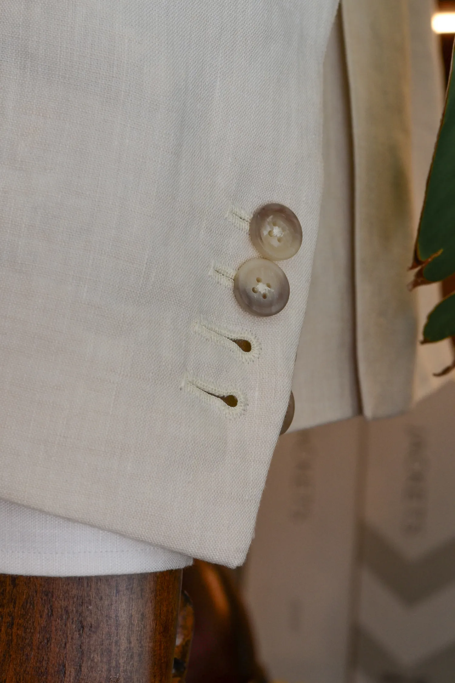 Garnitur na miarę z ręcznie obszywanymi dziurkami – André Grand Kraków Warszawa Katowice