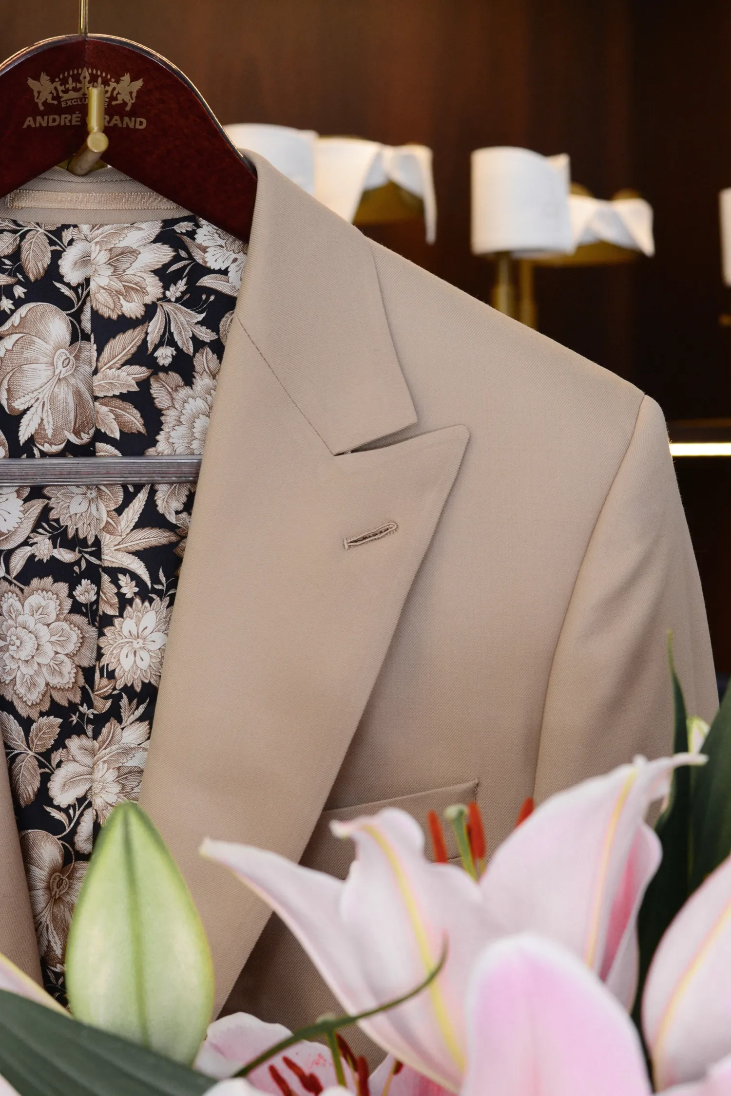 Butonierka mediolańska – detal w garniturach szytych na miarę André Grand