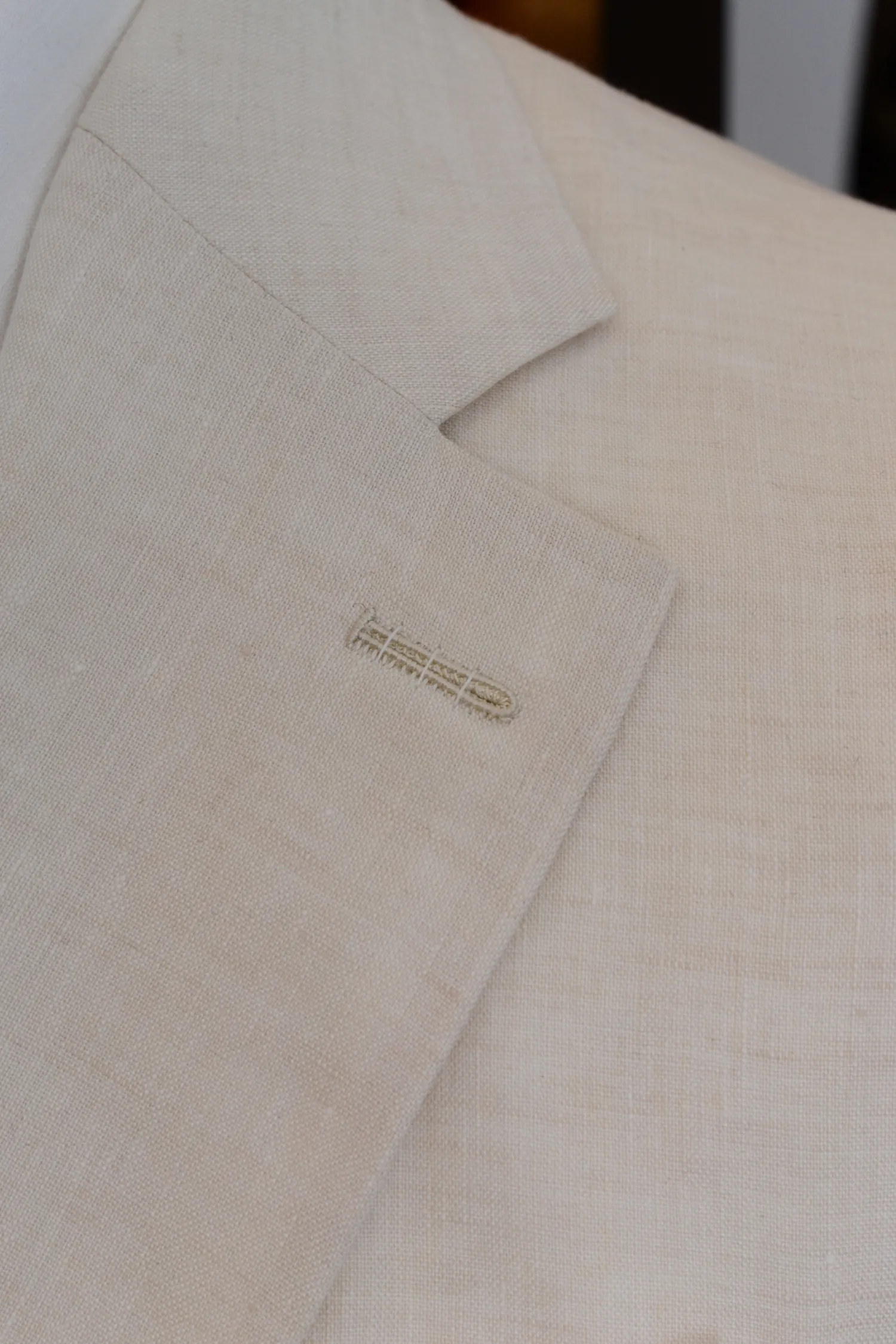 André Grand – butonierka mediolańska w luksusowym garniturze szytym na miarę