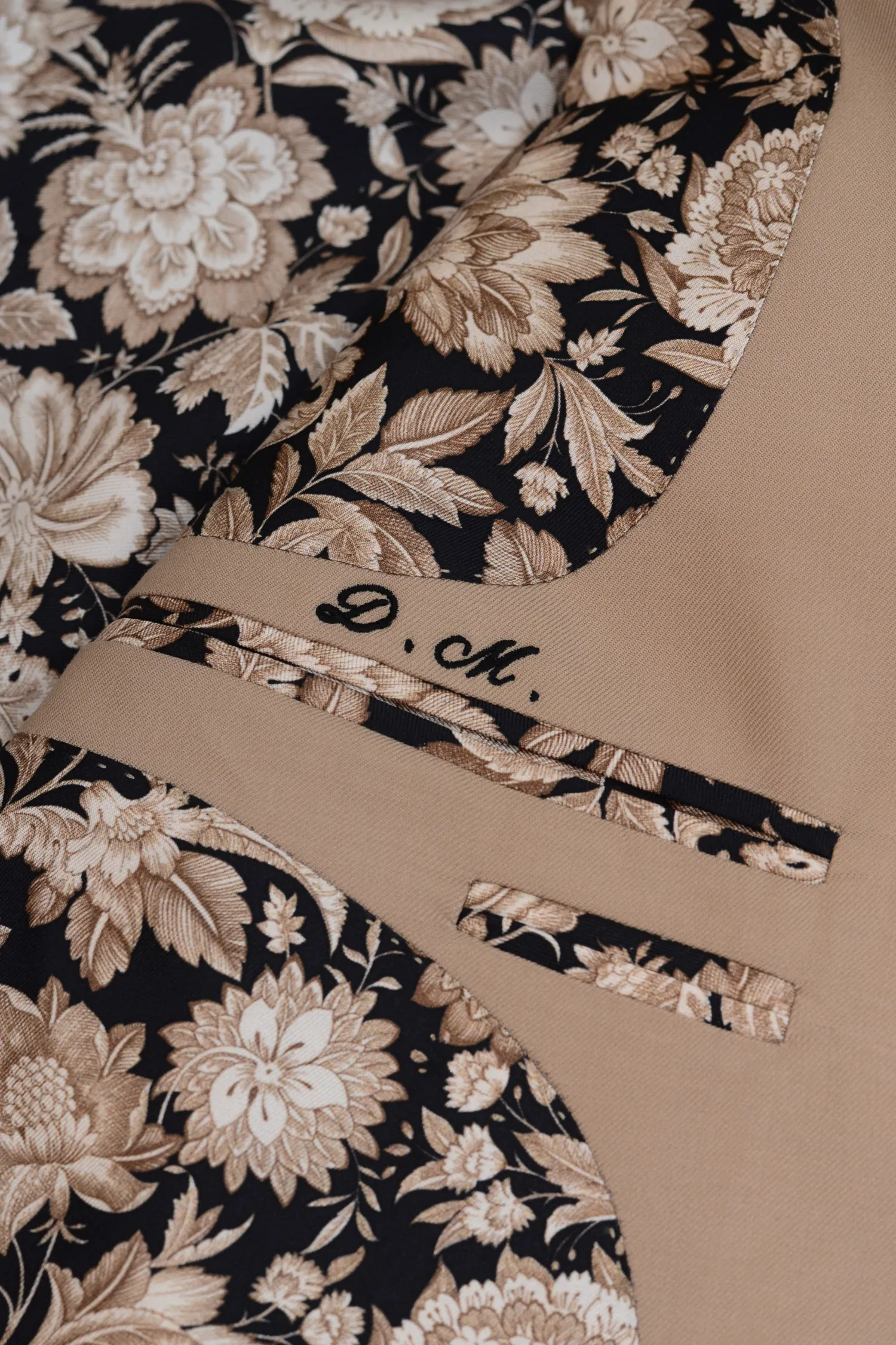 Monogram w garniturze szytym na miarę – personalizacja André Grand Kraków Warszawa Katowice