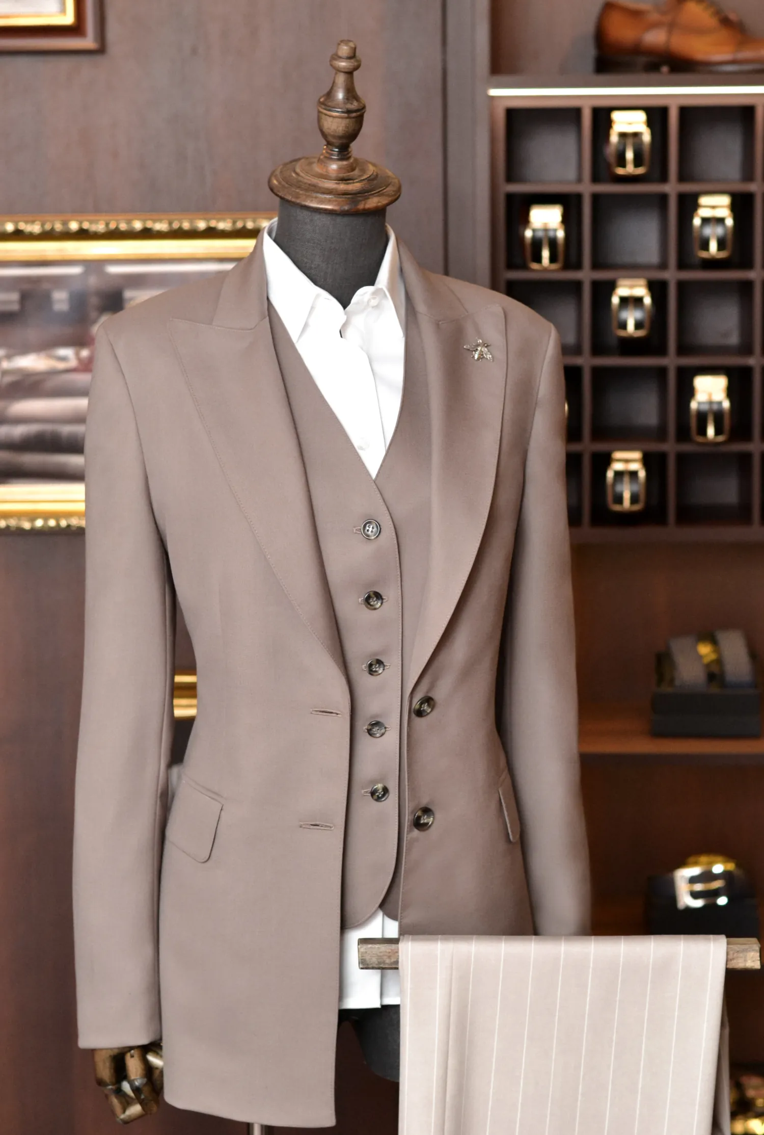 Garnitur damski na miarę beżowy – André Grand Kraków, Warszawa, Katowice