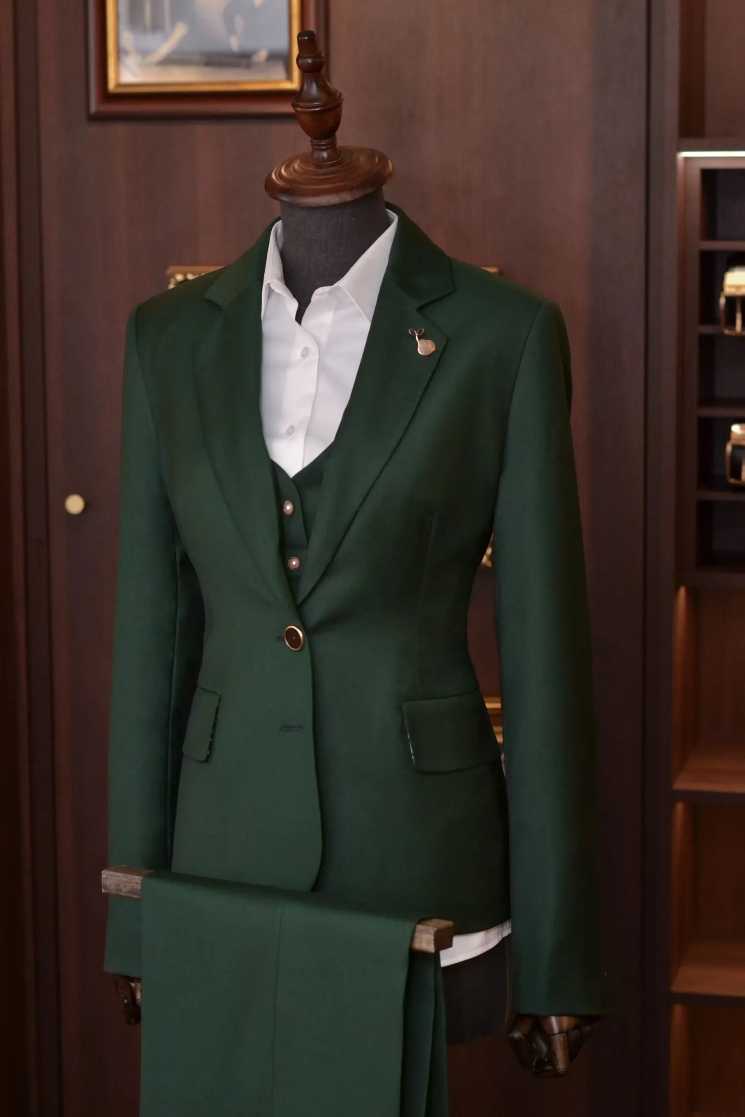 Garnitur damski na miarę w butelkowej zieleni – luksusowe szycie André Grand