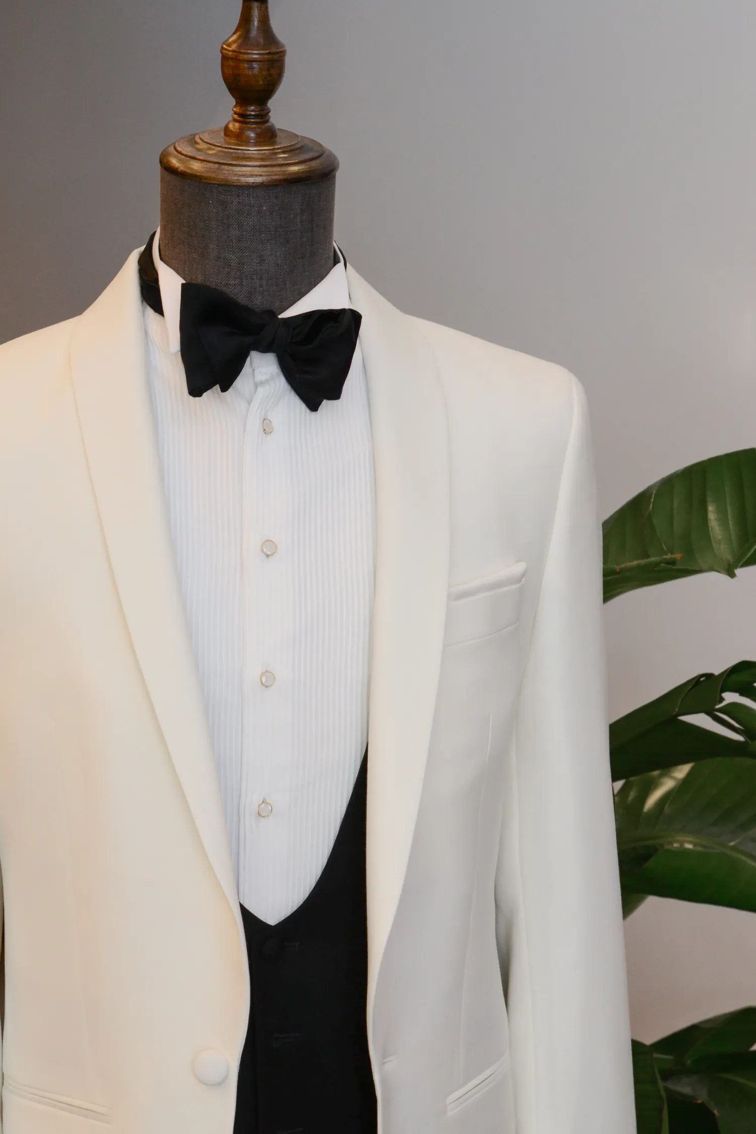 smoking-biala-marynarka-tropikalny-pan-mlody-slub-glamour