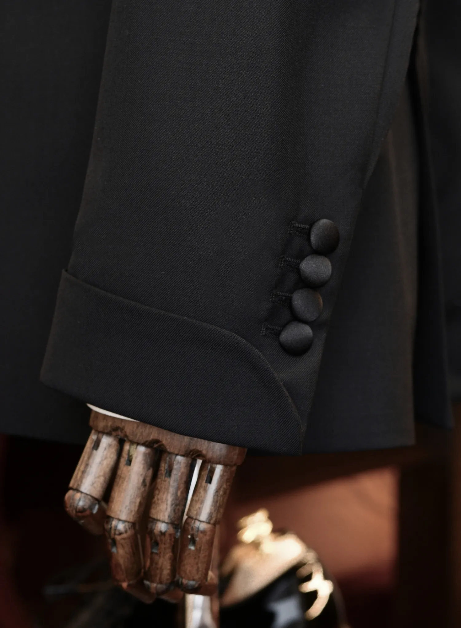 smoking-czarny-dormeuil-wywijany-mankiet-pan-mlody-slub-glamour