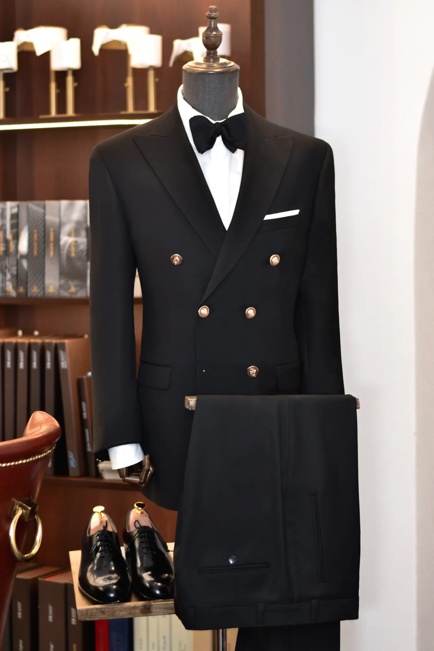 garnitur-dwurzędowy-czarny-zlote-guziki-pan-mlody-slub-glamour
