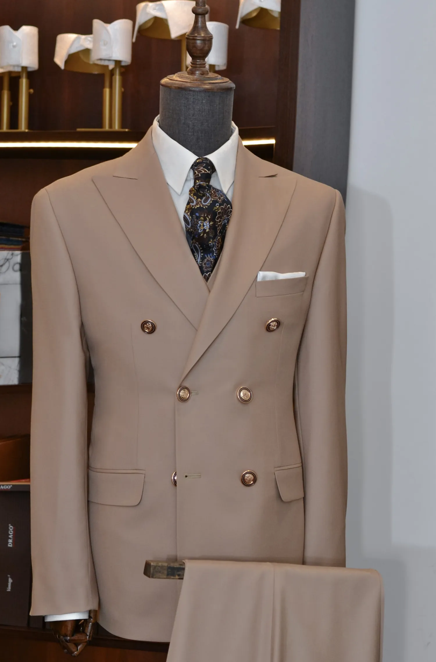 beżowy_dwurzędowy_garnitur_złote_guziki_fratteli_tallia_di_delfino
