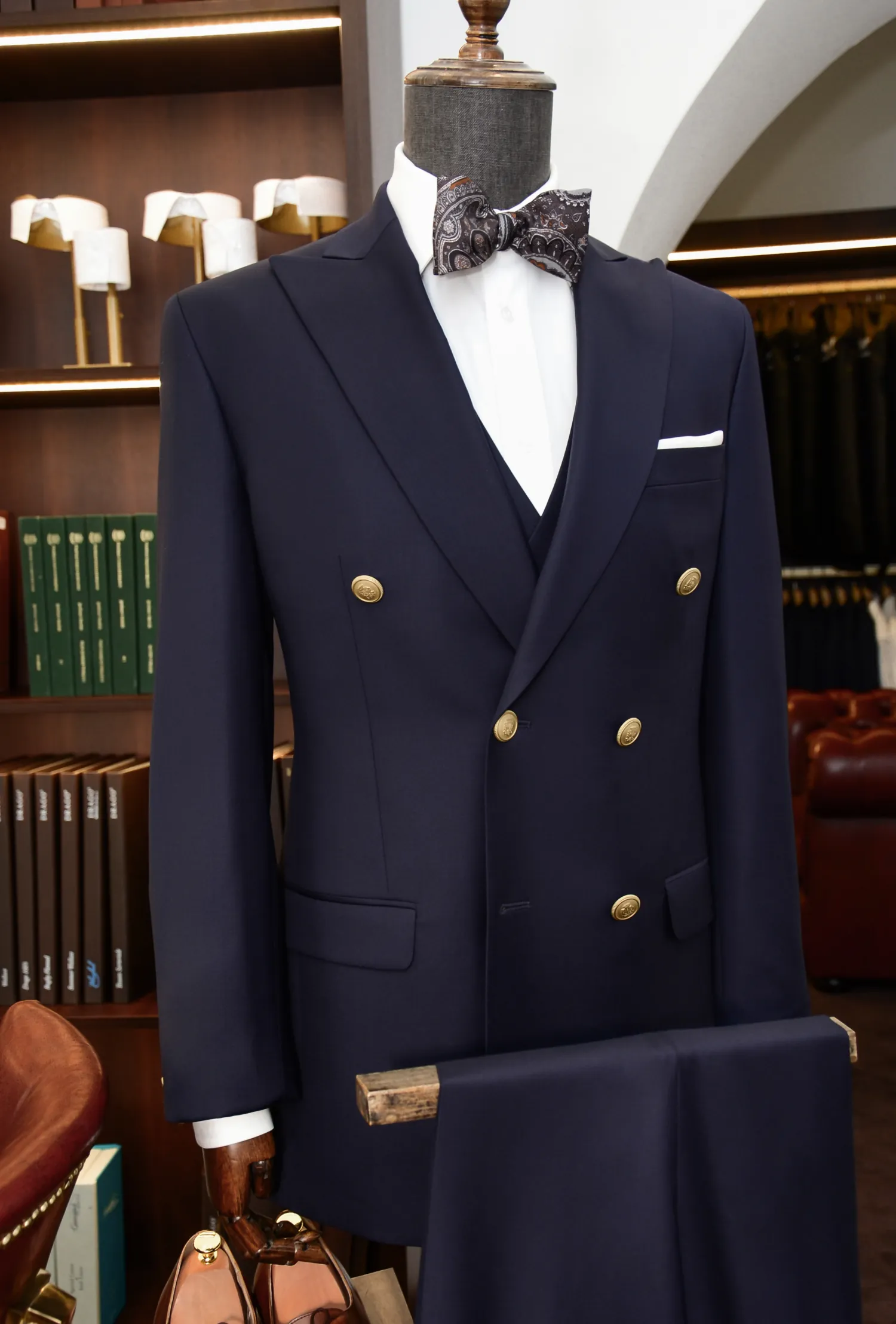 granatowy_dwurzędowy_garnitur_złote_guziki_andre_grand