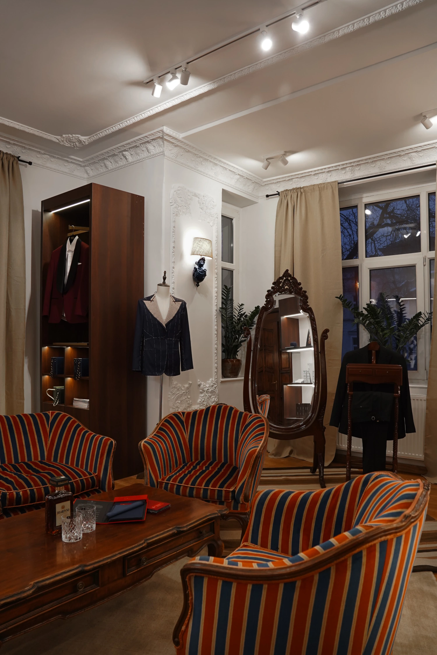 Garnitur na miarę Gdańsk – wnętrze eleganckiego atelier André Grand w Trójmieście.