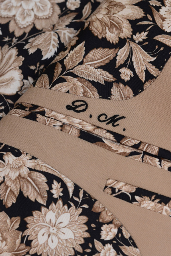 Ekskluzywny garnitur na miarę Katowice z haftowanym monogramem – luksusowe wykończenie szyte w atelier André Grand