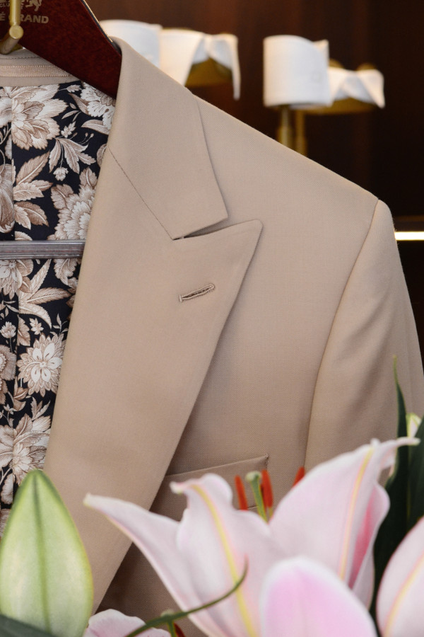 Garnitur na miarę Katowice z butonierką mediolańską – mistrzowskie krawiectwo i ręczne detale