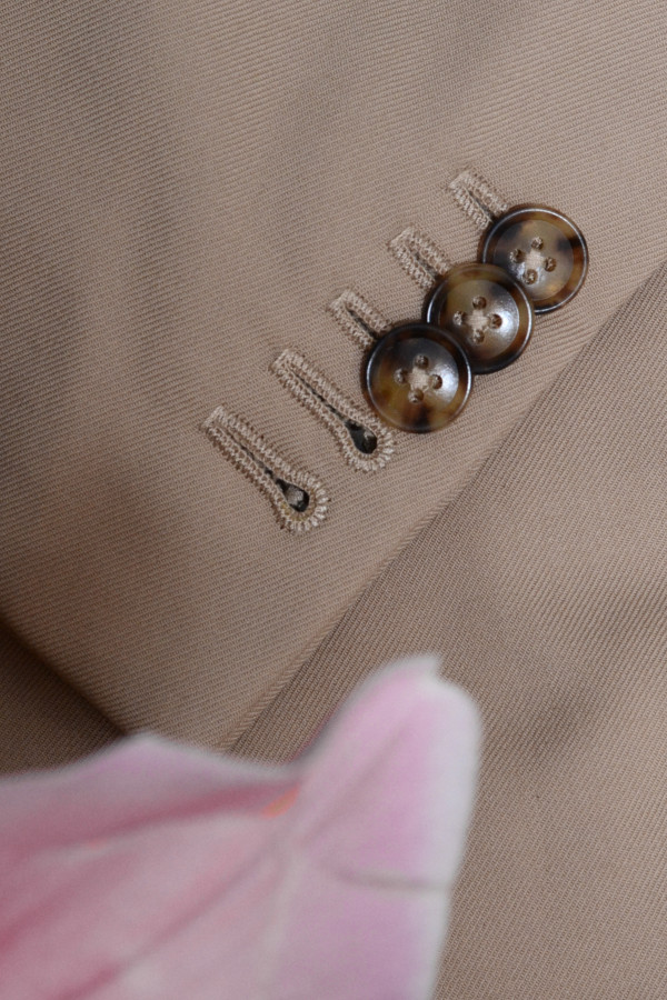 Garnitur na miarę Katowice z ręcznie obszytymi dziurkami – tradycyjne rzemiosło