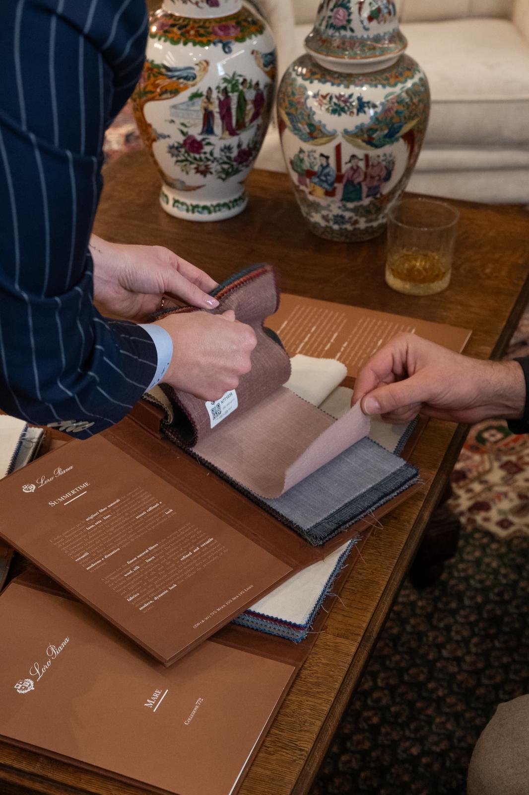 Garnitur na miarę Katowice – indywidualny wybór wykończeń w atelier André Grand.