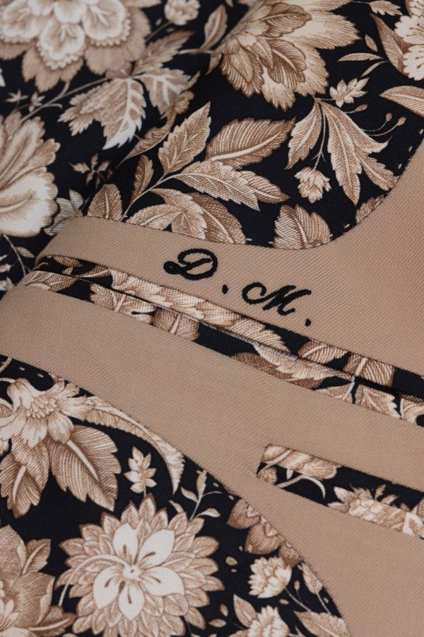 Ekskluzywny garnitur na miarę Kraków z haftowanym monogramem – luksusowe wykończenie premium.