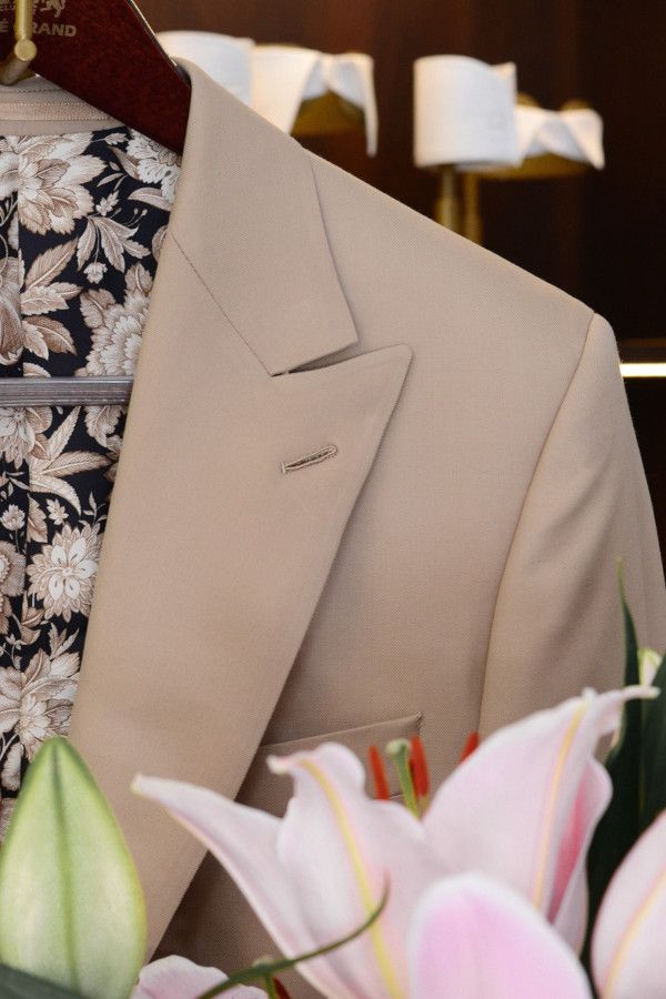 Garnitur na miarę Kraków z butonierką mediolańską – ręczne detale krawieckie.