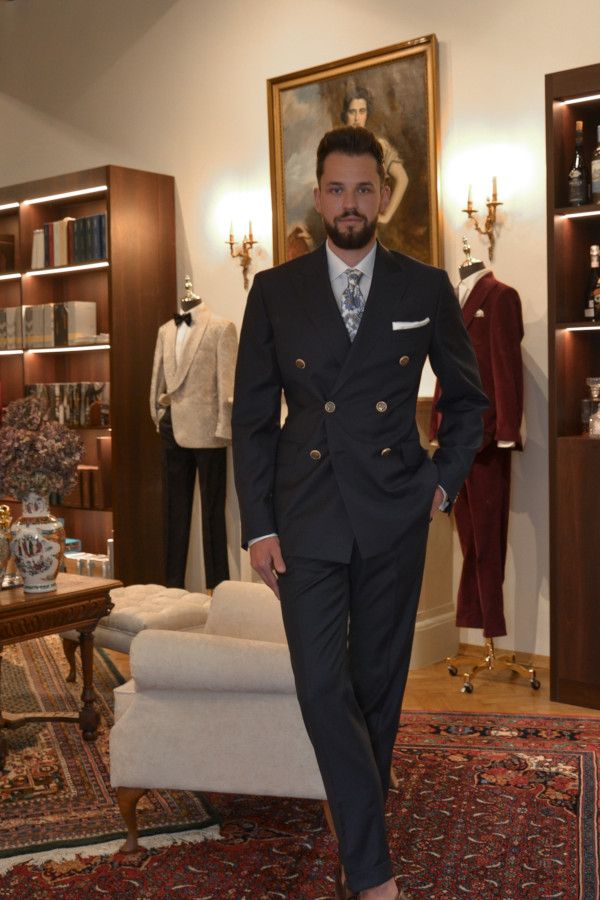 Klient w garniturze na miarę Kraków – indywidualne szycie w atelier André Grand.