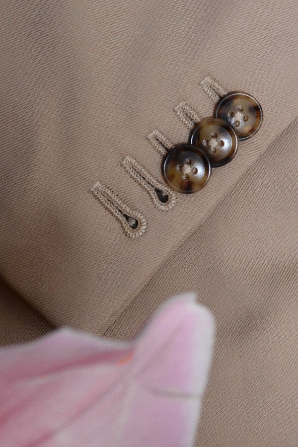 Garnitur na miarę Kraków z ręcznie obszytymi dziurkami – mistrzowskie krawiectwo.