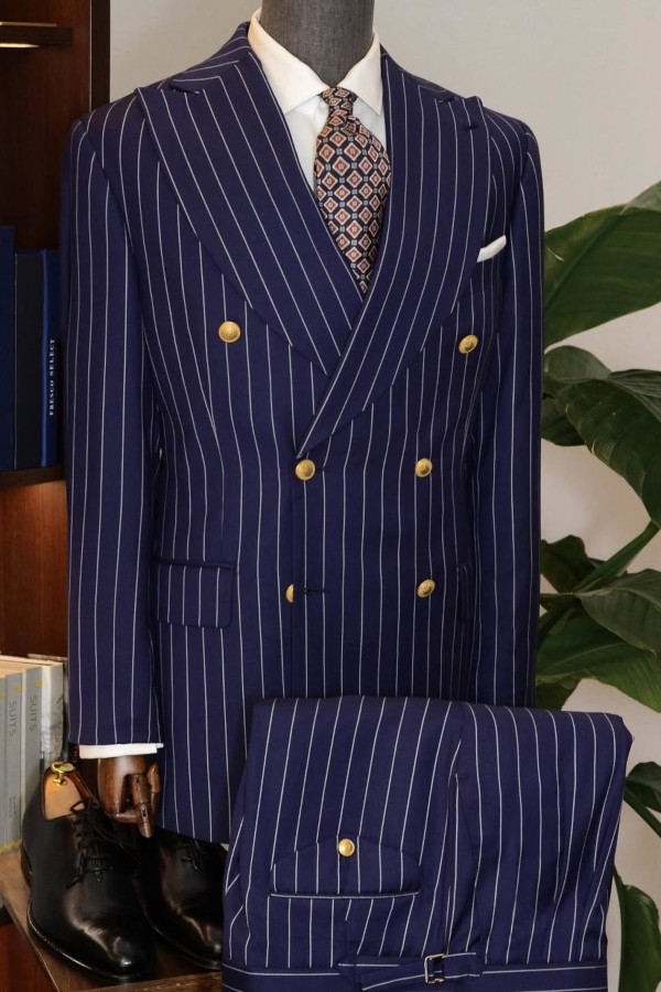 Ekskluzywny garnitur biznesowy szyty na miarę w atelier André Grand w Warszawie – idealny wybór dla eleganckiego mężczyzny.