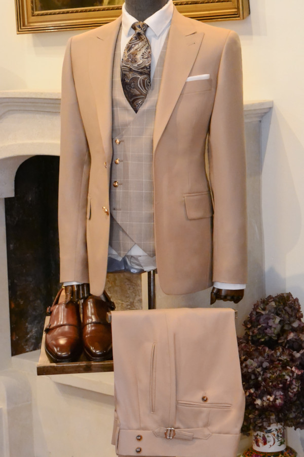 Garnitur na miarę w Warszawie – elegancja i perfekcyjne dopasowanie w atelier André Grand