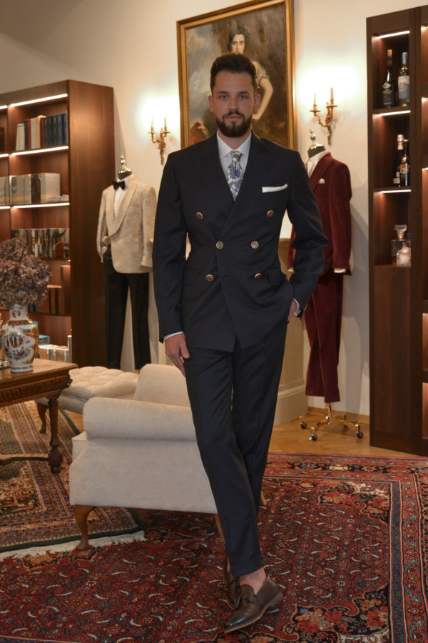 Zadowolony klient w ekskluzywnym garniturze szytym na miarę w atelier André Grand w Warszawie