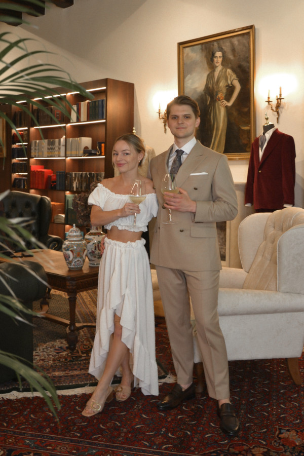 Klient prezentujący ekskluzywny garnitur na miarę w Warszawie – elegancja i indywidualny styl