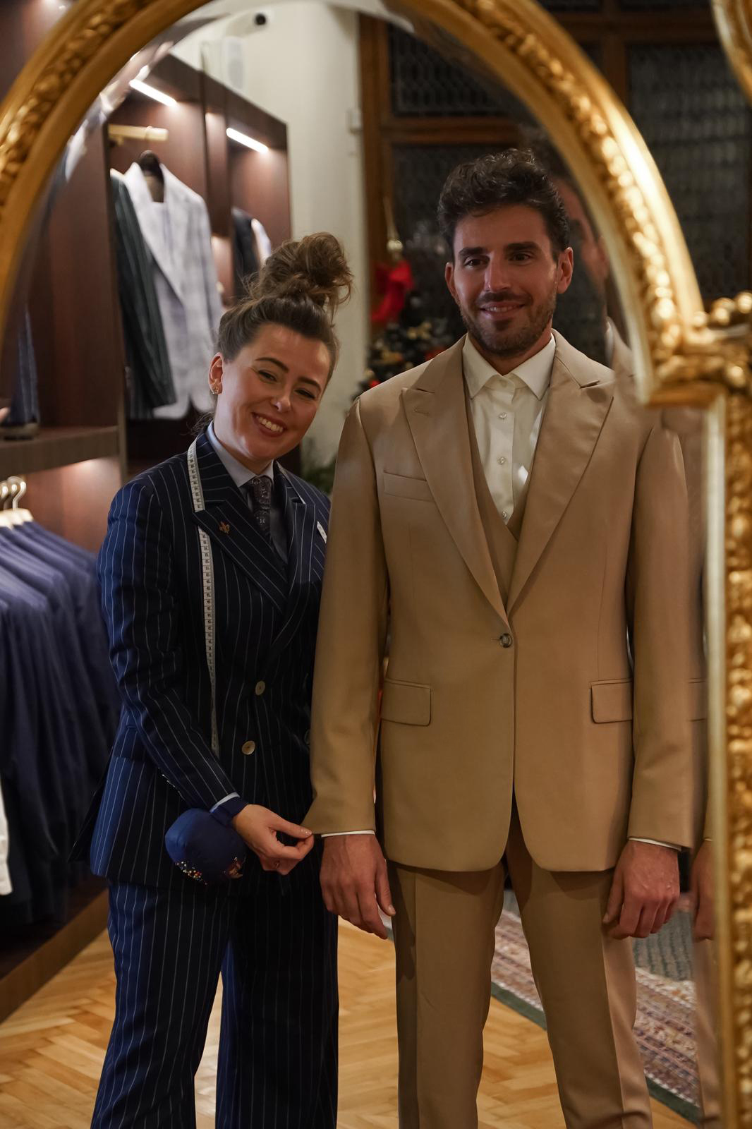 Przymiarka ekskluzywnego garnituru na miarę w atelier André Grand w Warszawie