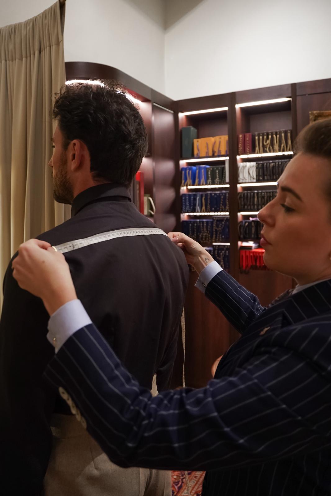 Zdejmowanie miary do ekskluzywnego garnituru na miarę w Warszawie