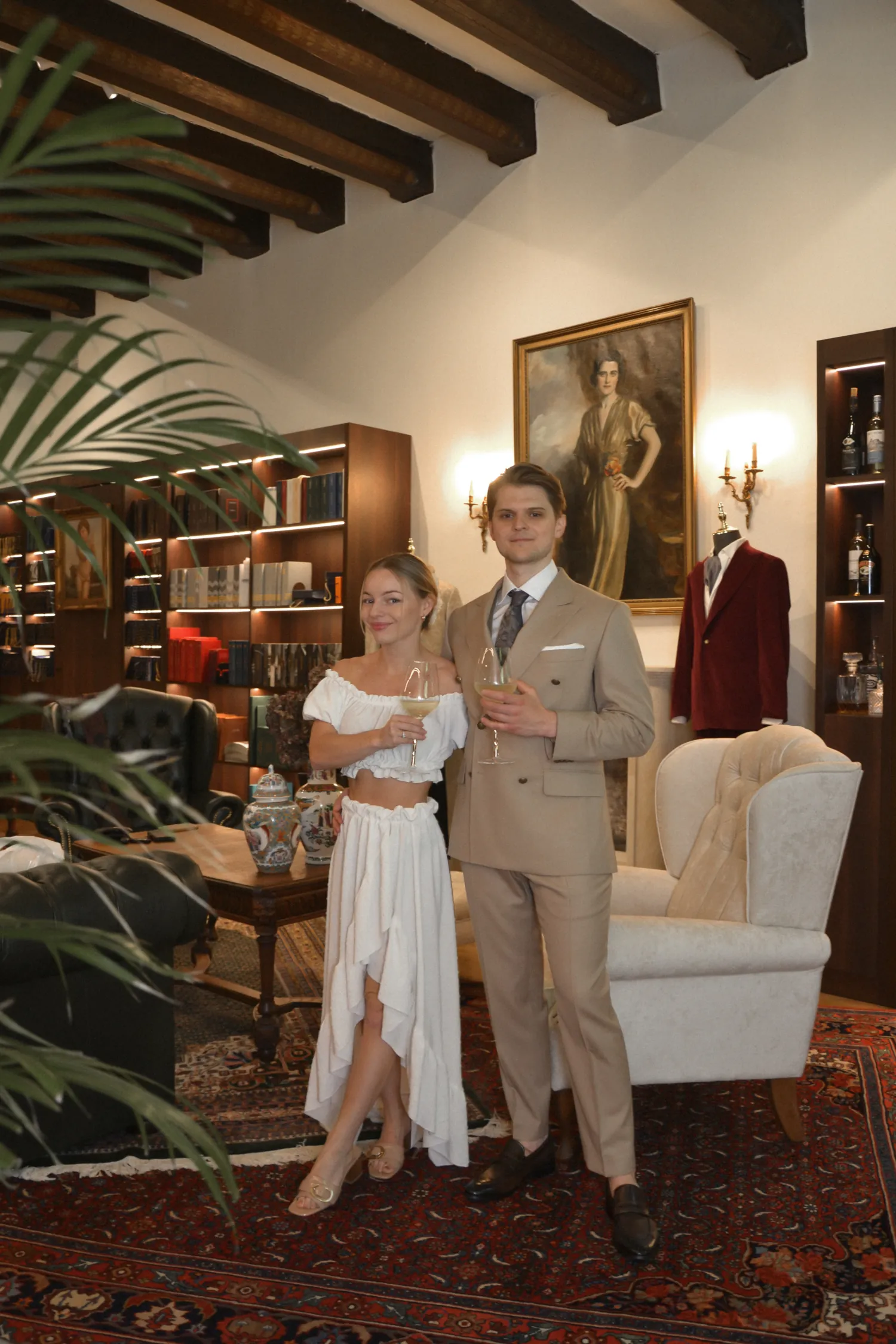 Beżowy garnitur szyty na miarę – klasyka w lekkim, eleganckim wydaniu