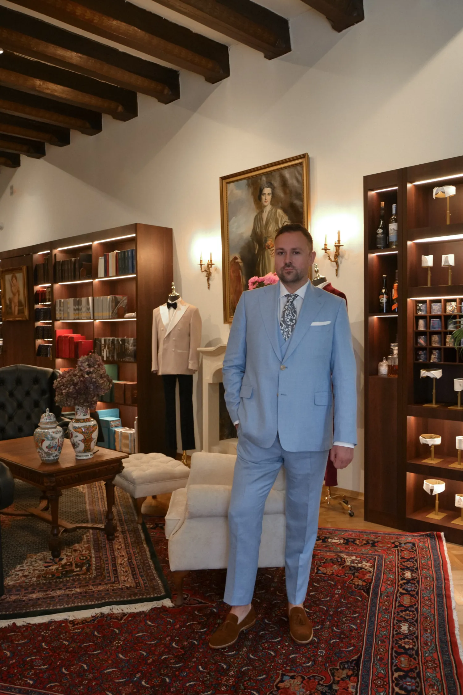 Błękitny garnitur z tkaniny Loro Piana – letnia elegancja w wersji premium