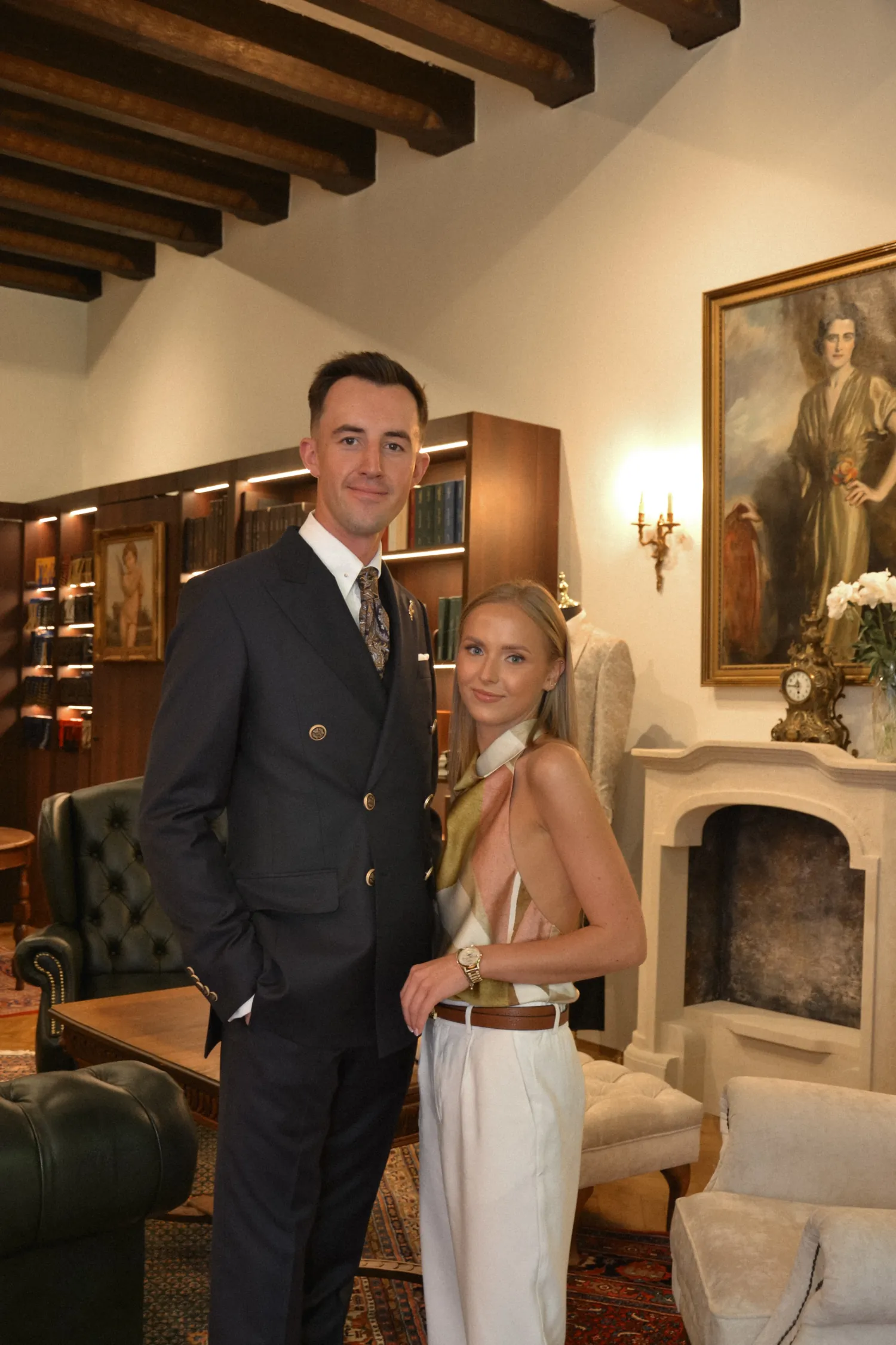 Dwurzędowy garnitur ze złotymi guzikami – odważna elegancja