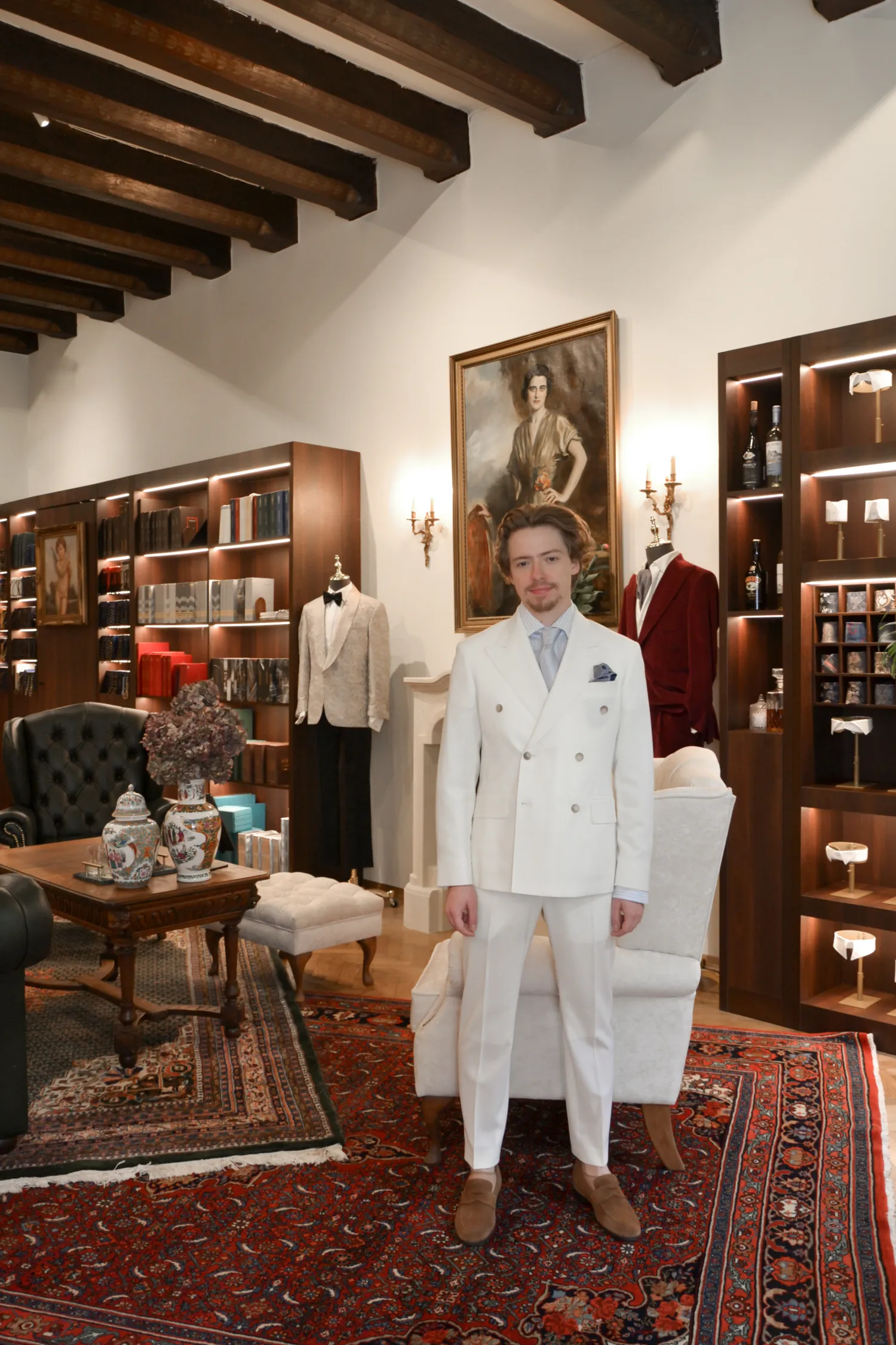 Beżowy garnitur z tkaniny Loro Piana – perfekcyjny wybór na letni ślub