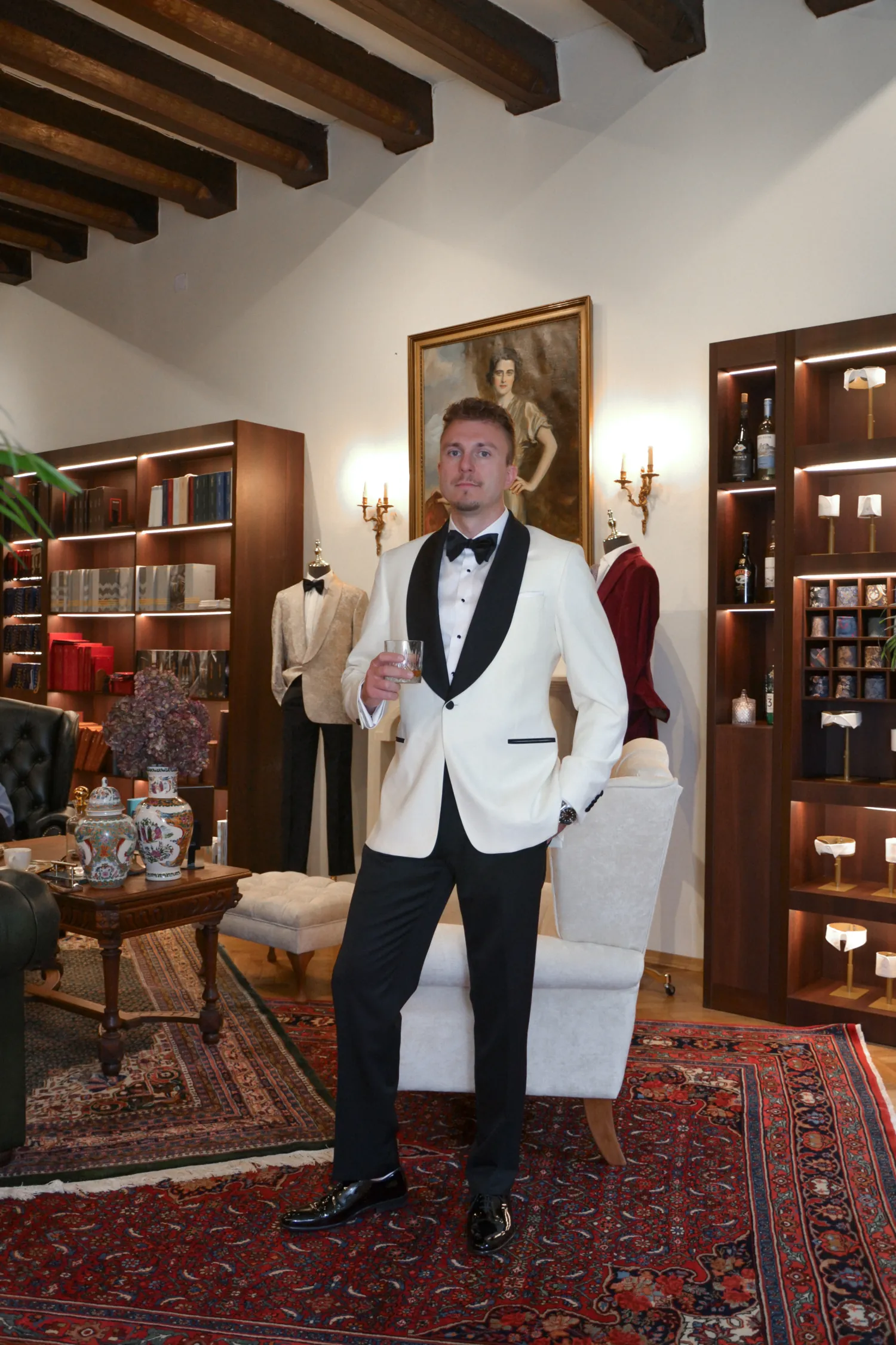 Tropikalny smoking szyty na miarę – projekt na ślub nad jeziorem Como