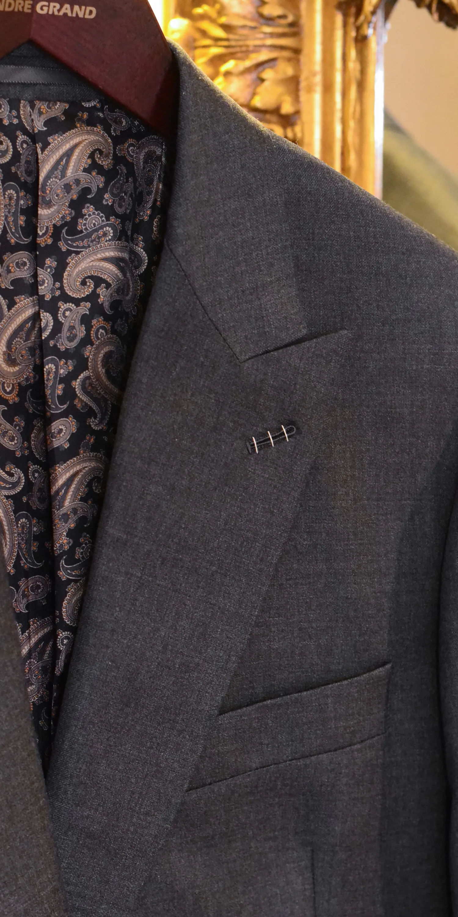 Garnitur na miarę z ręcznie wyszywaną butonierką milanese – detal świadczący o klasie