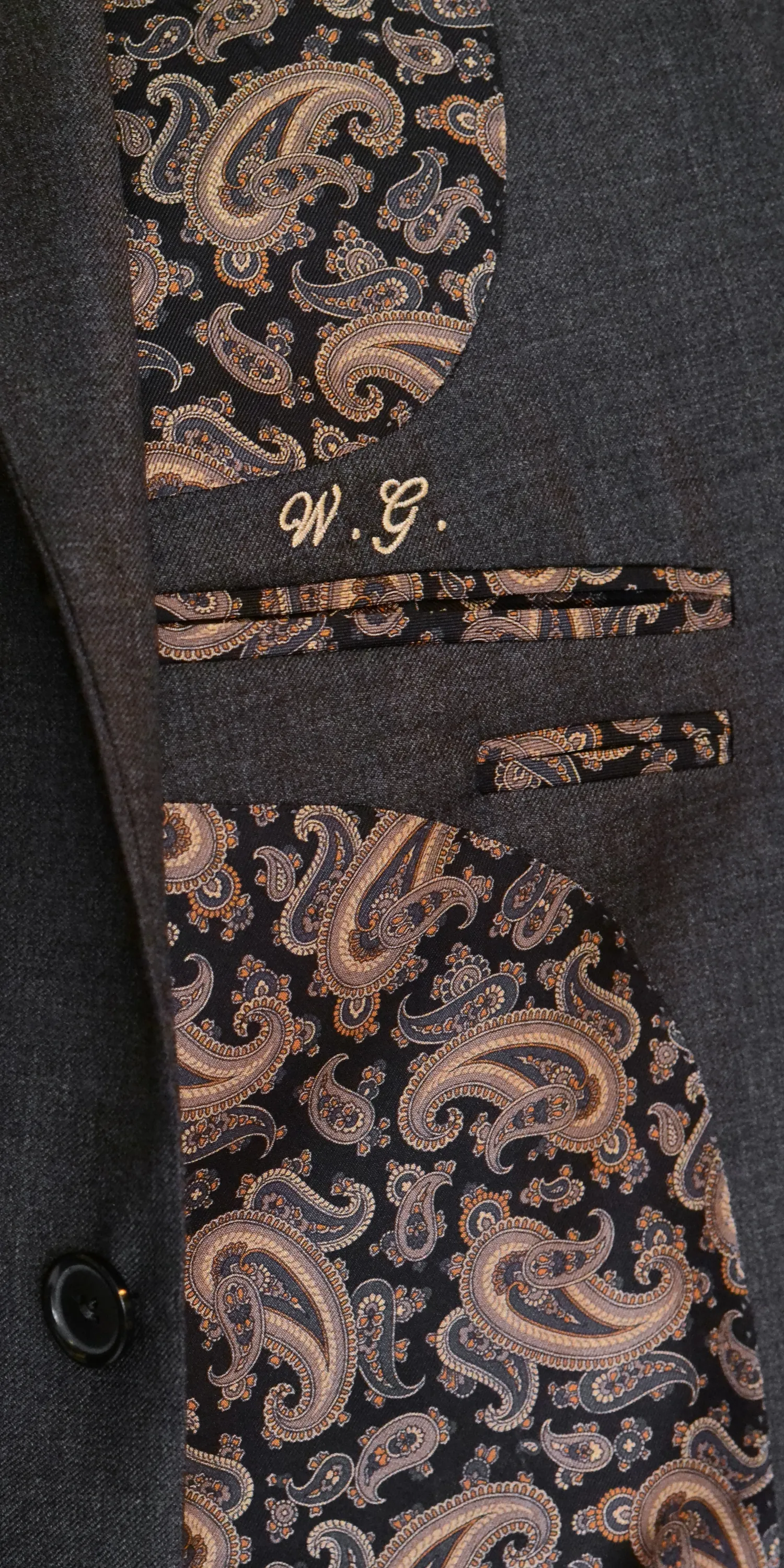 Garnitur z personalizowanym monogramem – indywidualność wpisana w krawiectwo André Grand