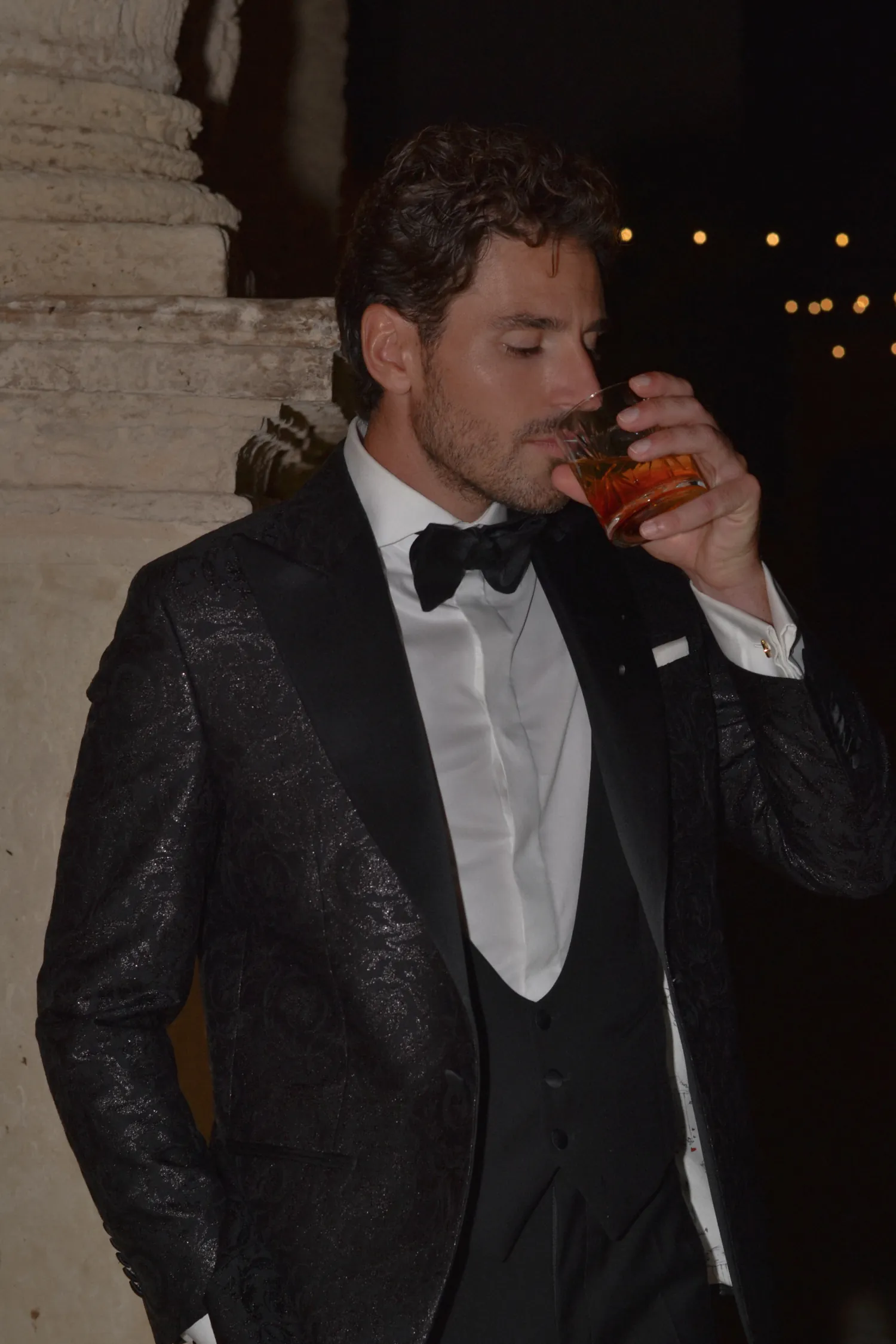 smoking_jacquardowy_Carnet_jedwabne_wykonczenia_black_tie_André_Grand