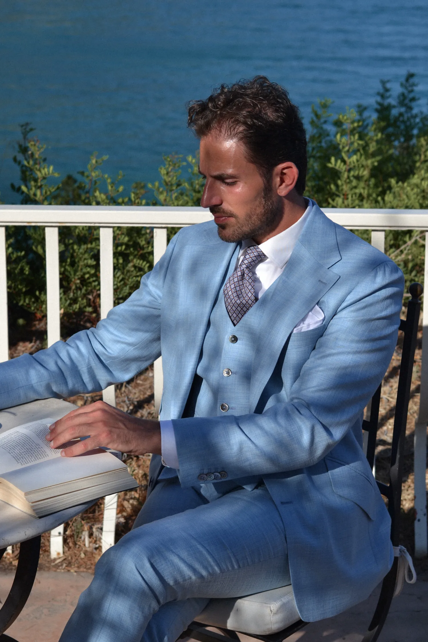 garnitur_błękitny_z_kamizelką_Loro_Piana_butonierka_mediolańska_André_Grand