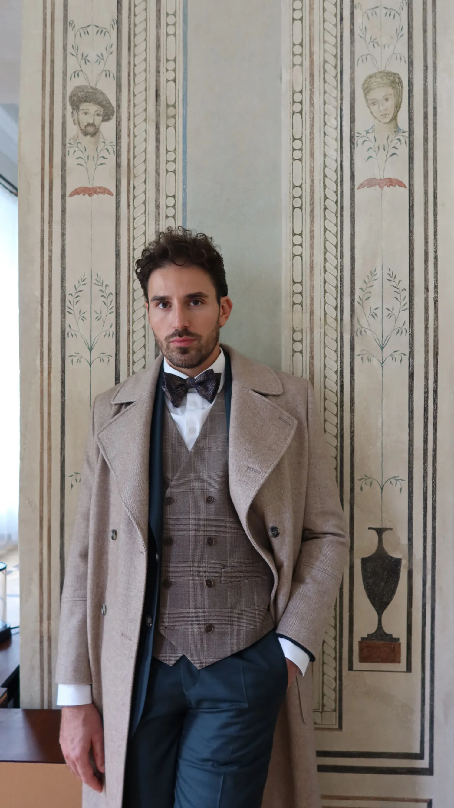 stylizacja_jesienna_garnitur_zielony_płaszcz_beżowy_André_Grand