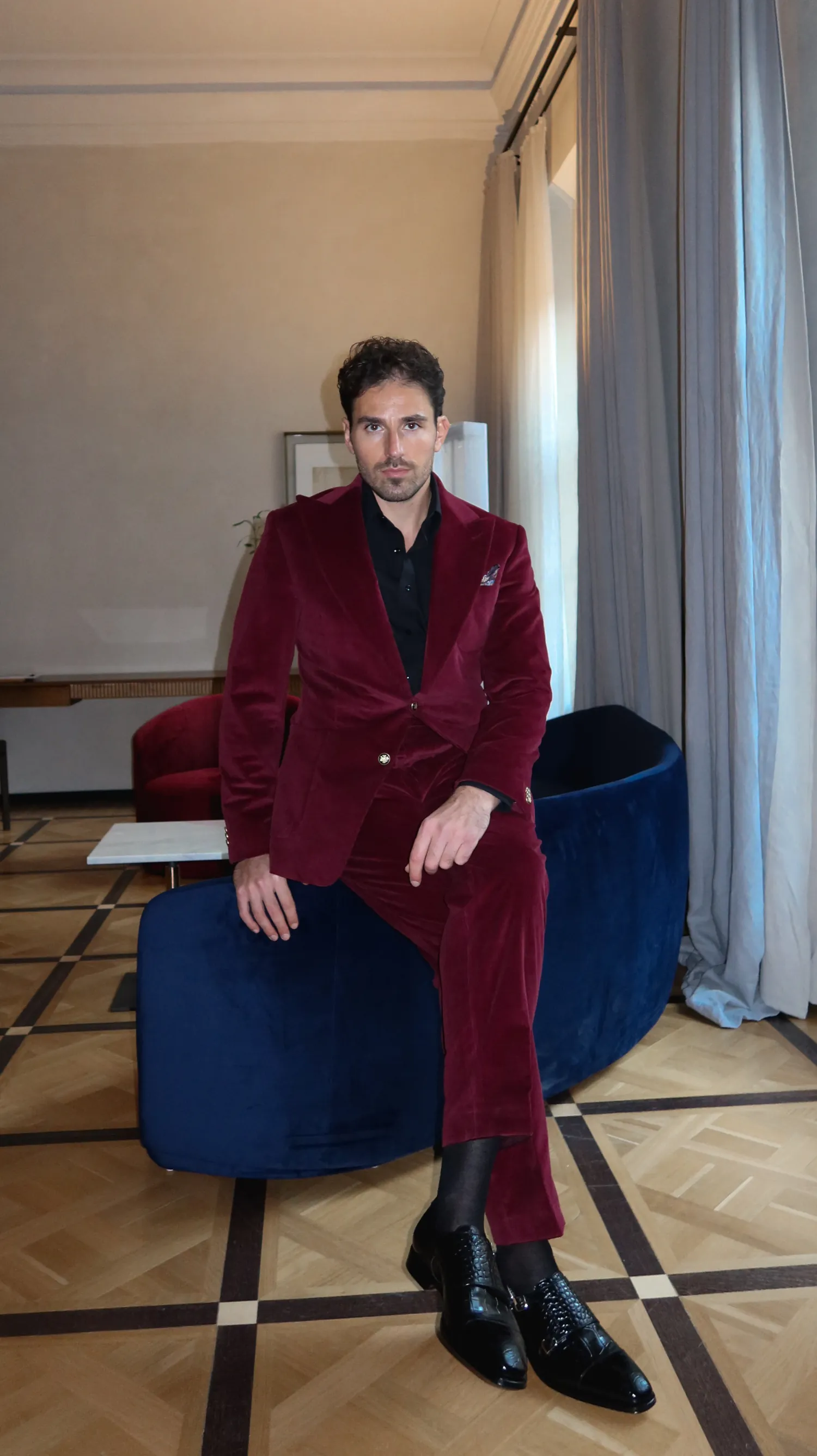 garnitur_sztruksowy_bordowy_dwurzędowy_złote_guziki_André_Grand