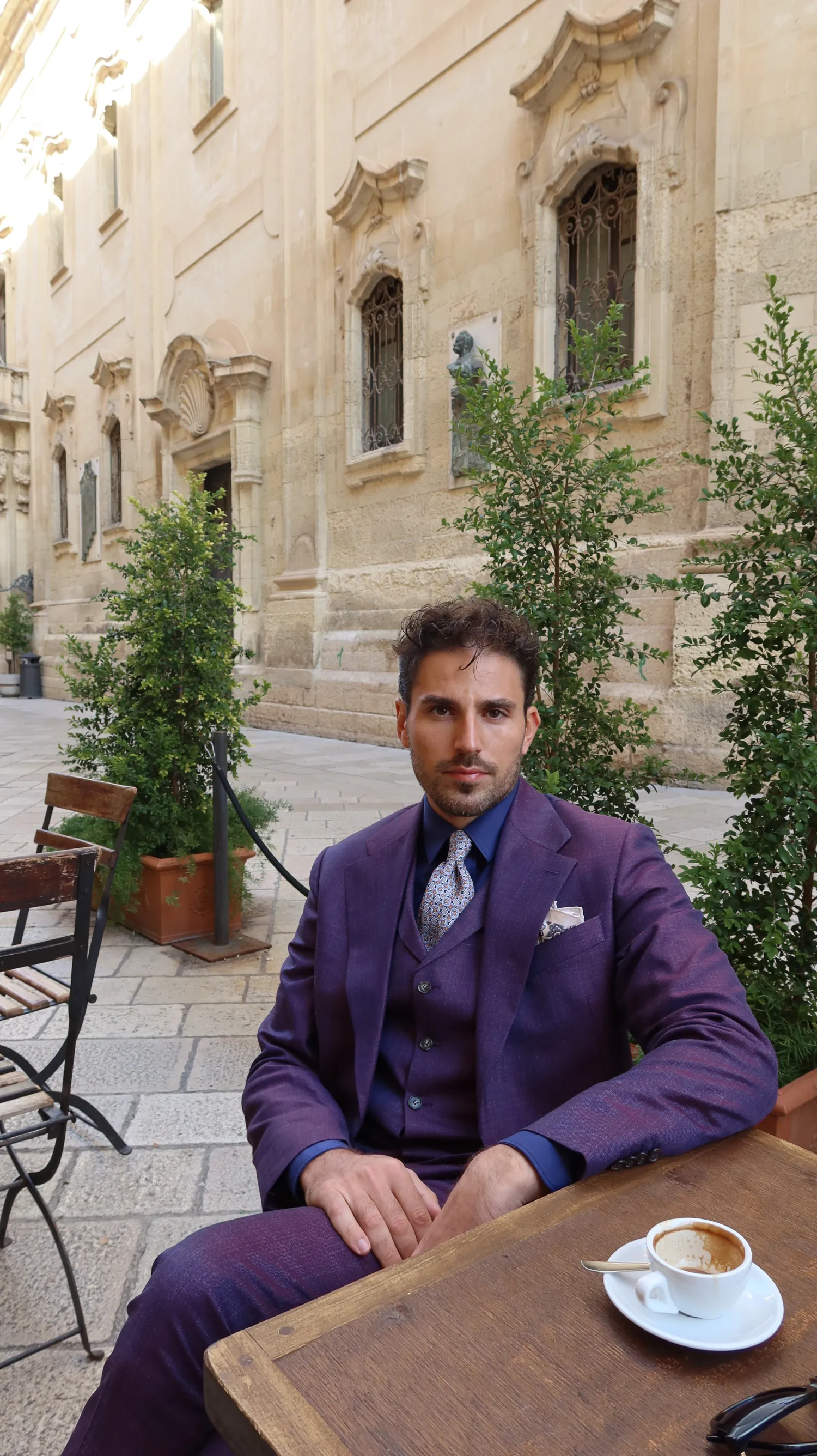 garnitur_śliwka_kamizelka_z_klapami_Ariston_szyty_na_miarę_André_Grand