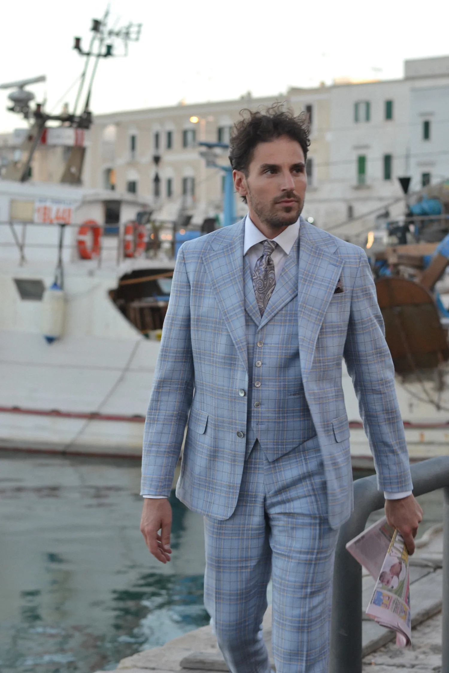 garnitur_Scabal_szeroka_klapa_butonierka_mediolańska_kamizelka_z_wyłogiem_André_Grand