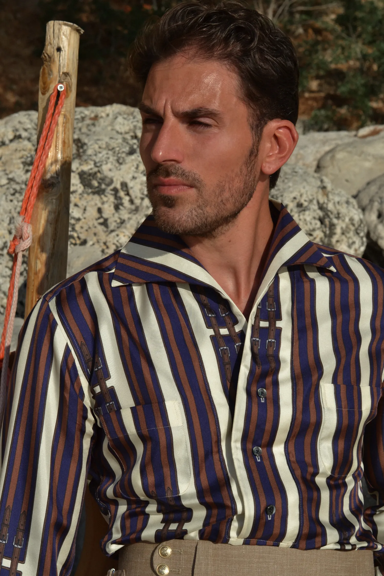 koszula_jedwabna_z_perłowymi_guzikami_codzienny_styl_André_Grand