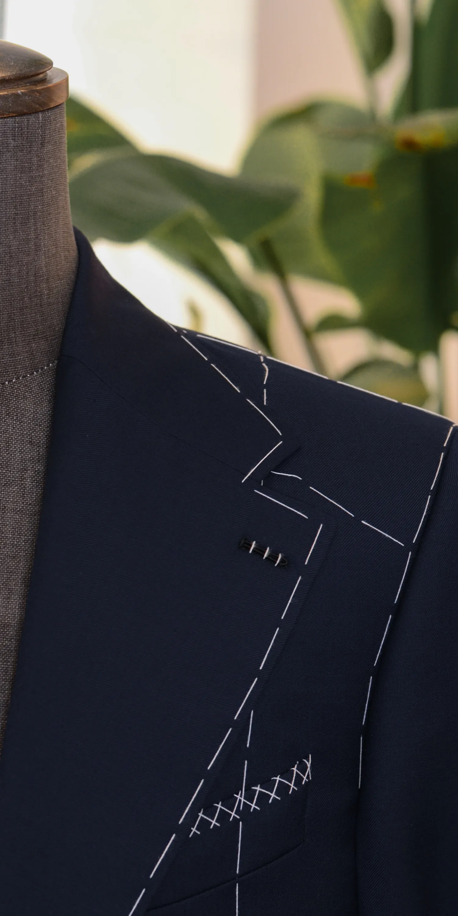 Ręcznie wykończona butonierka Milanese – detal klasycznej elegancji w garniturze na miarę