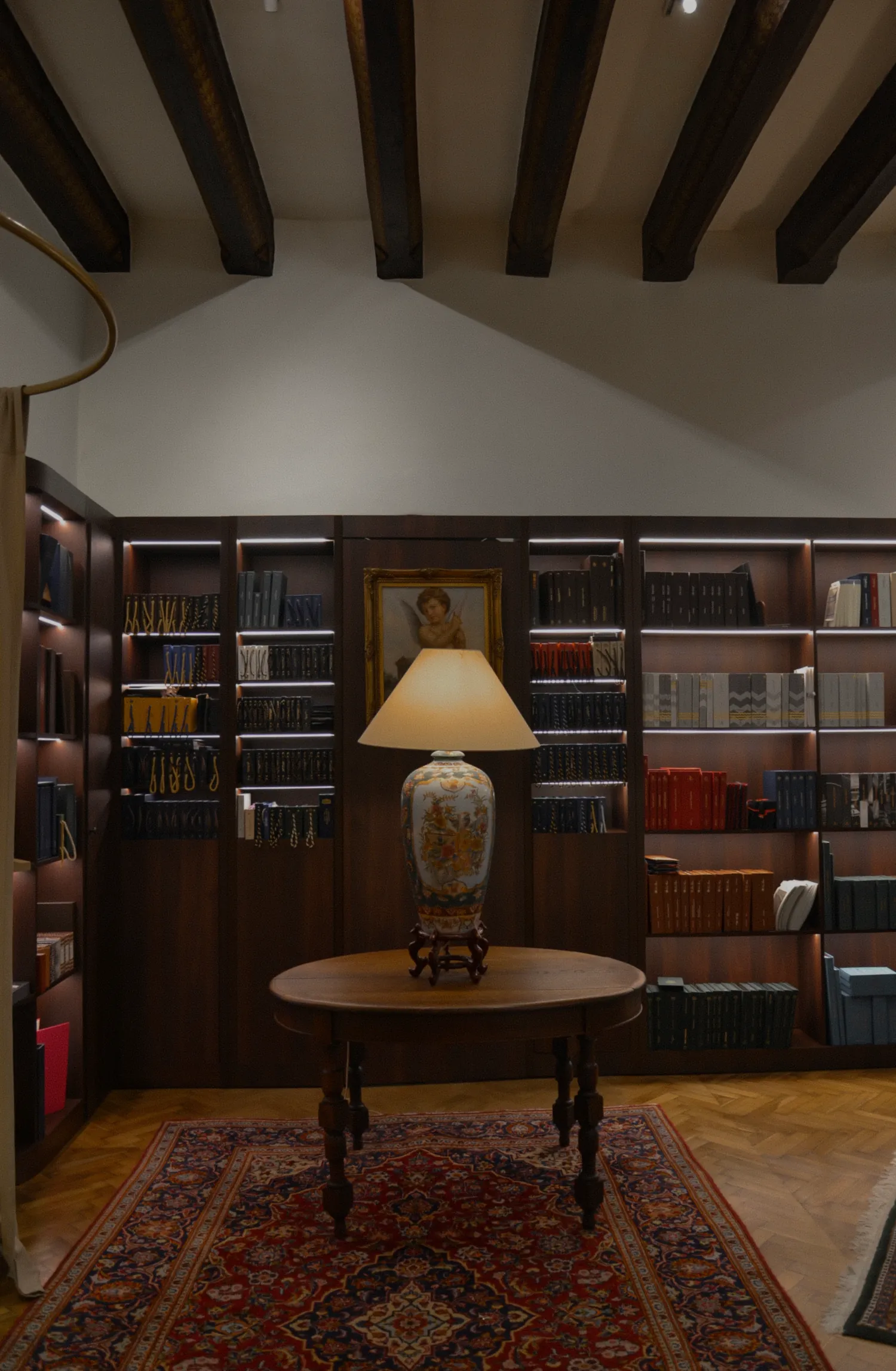 Detale wnętrza salonu szycia na miarę André Grand – Kraków, Pałac Popielów