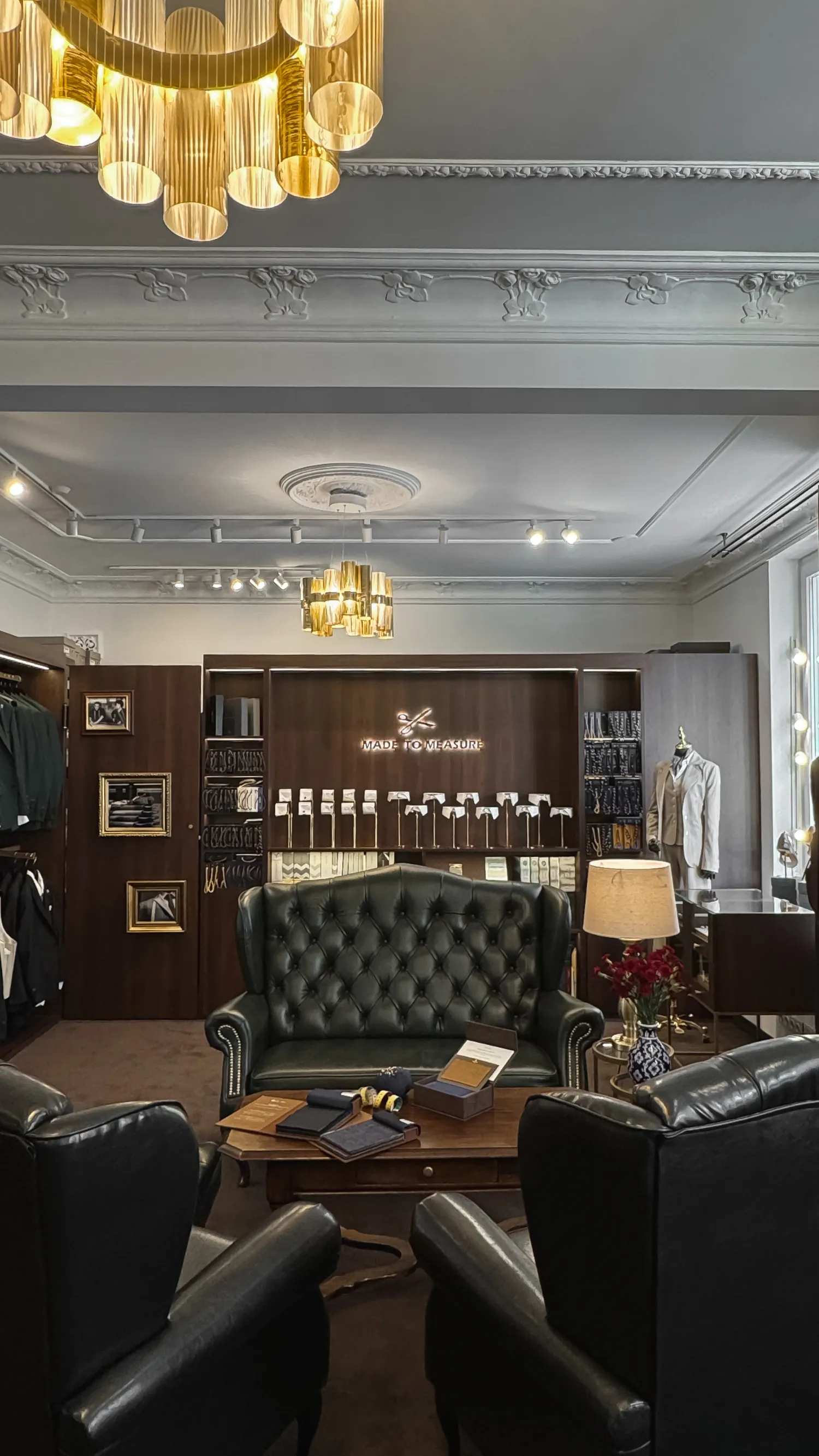 Atelier André Grand w Warszawie – kameralna przestrzeń szycia na miarę przy ul. Mokotowskiej