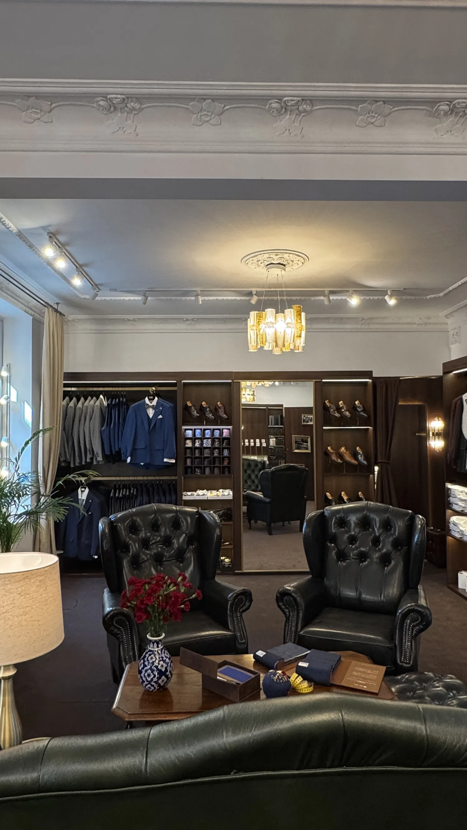 Przedwojenna kamienica i wnętrze salonu André Grand w Warszawie – elegancja i spokój